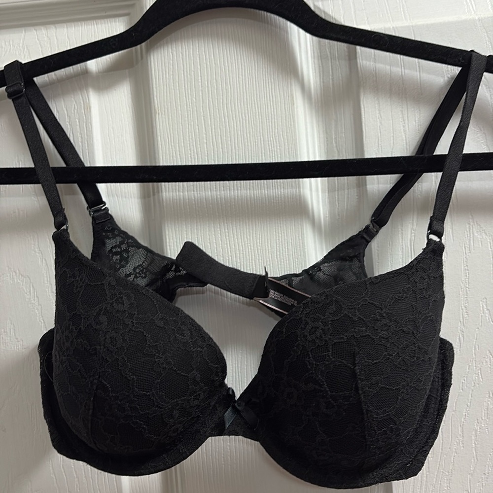 Victoria’s Secret black lace bra 34C